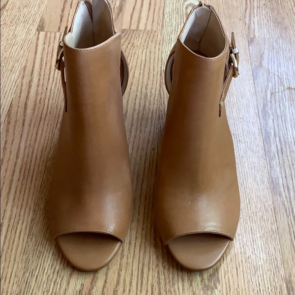 NEVER BEEN WORN Sole Society Cognac Booties - Picture 4 of 5